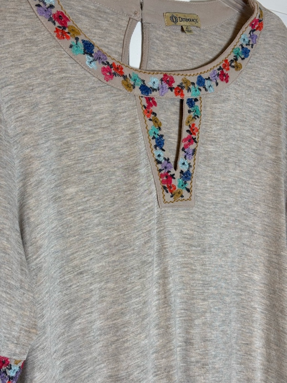 Democracy Beige w/Colorful Floral Embroidered 3/4 Sleeve Blouse Top Women’s L - Picture 3 of 11